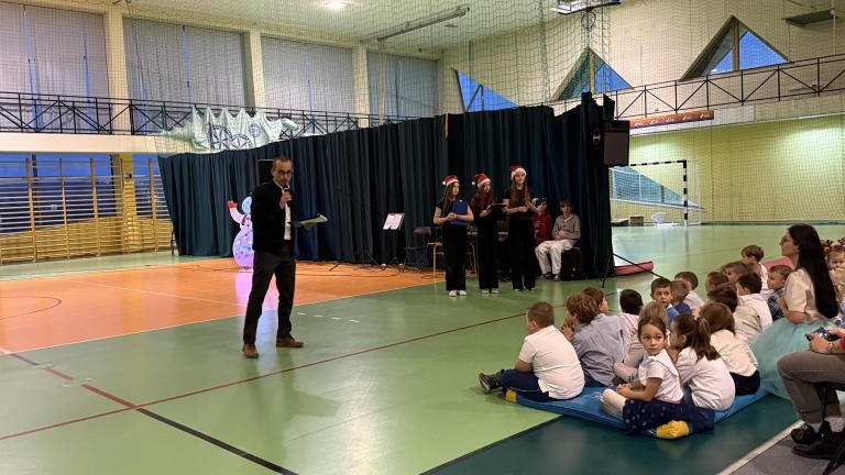 Występy artystyczne podczas Kiermaszu Świateczego (21).jpeg