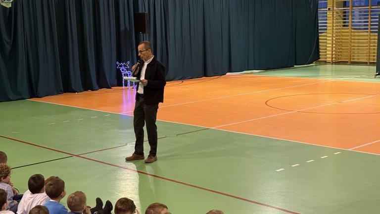 Występy artystyczne podczas Kiermaszu Świateczego (3).jpeg