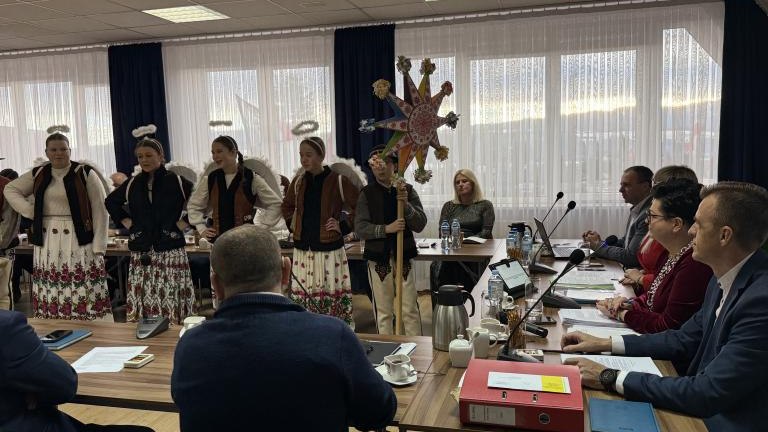 Mali Maniowianie z kolędą na Sesji Rady Gminy Czorsztyn (2).jpeg