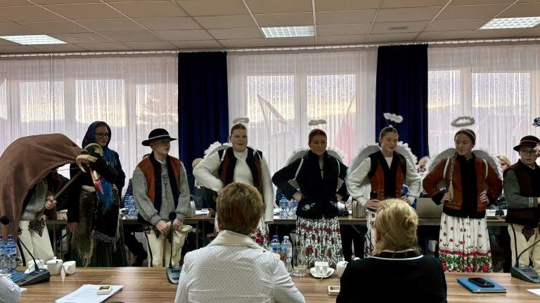 Mali Maniowianie z kolędą na Sesji Rady Gminy Czorsztyn (3).jpeg