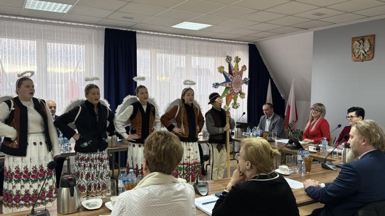 Mali Maniowianie z kolędą na Sesji Rady Gminy Czorsztyn (6).jpeg