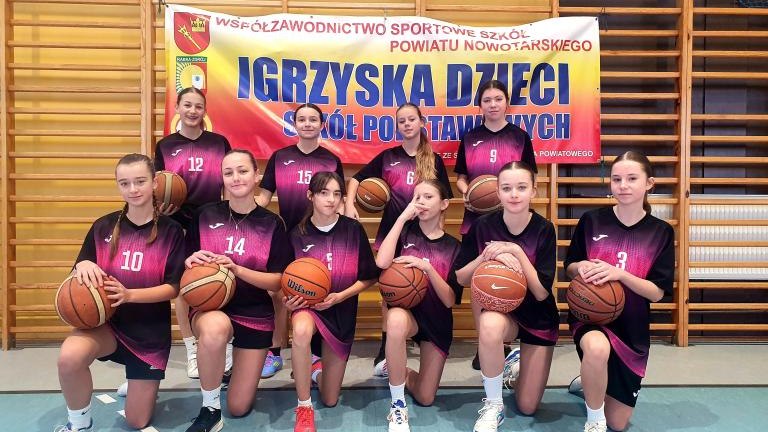 Dziewczęta z Maniów w czołówce powiatu nowotarskiego w minikoszykówce (2).jpg
