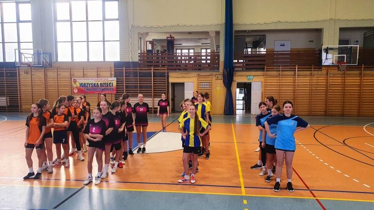 Dziewczęta z Maniów w czołówce powiatu nowotarskiego w minikoszykówce (3).jpg