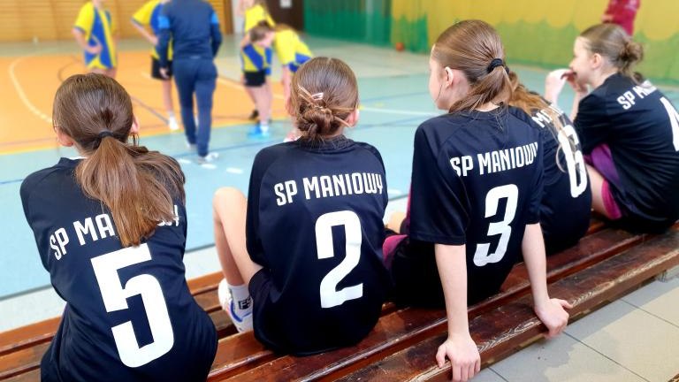 Dziewczęta z Maniów w czołówce powiatu nowotarskiego w minikoszykówce (4).jpg