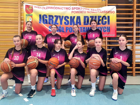 Dziewczęta z Maniów w czołówce powiatu nowotarskiego w minikoszykówce