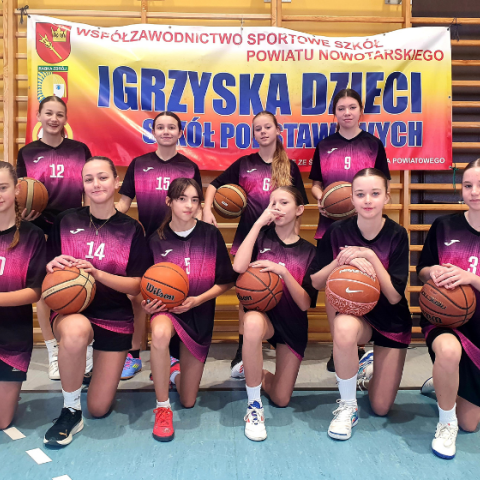Dziewczęta z Maniów w czołówce powiatu nowotarskiego w minikoszykówce