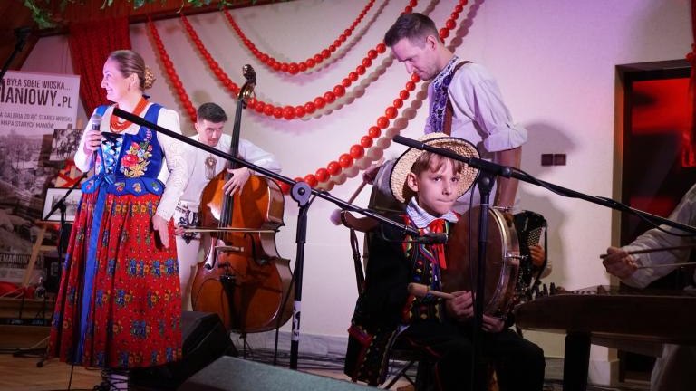 Kontrasty muzyki ludowej w Domu Kultury w Maniowach (27).jpg