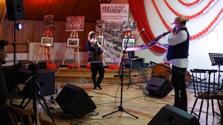 Kontrasty muzyki ludowej w Domu Kultury w Maniowach (3).jpg