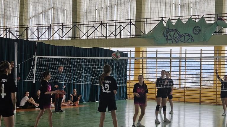 Gminne Igrzyska Dzieci i Młodzieży Szkolnej w siatkówce (15).jpeg