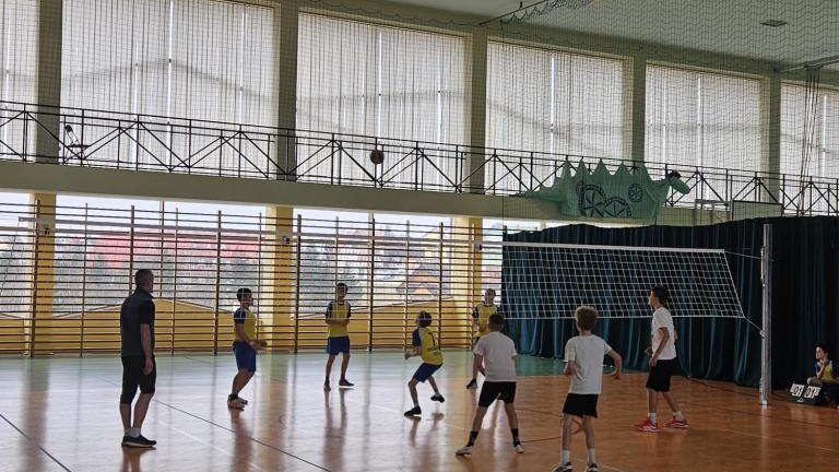 Gminne Igrzyska Dzieci i Młodzieży Szkolnej w siatkówce (9).jpeg