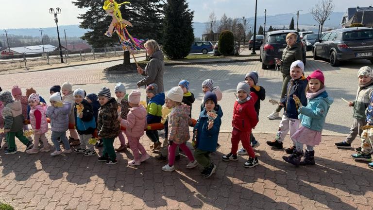 Przedszkolaki z Maniow powitały wiosnę – radosny korowód dotarł pod Urząd Gminy (2).jpg