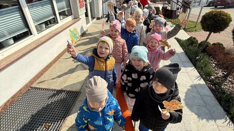 Przedszkolaki z Maniow powitały wiosnę – radosny korowód dotarł pod Urząd Gminy (4).jpg