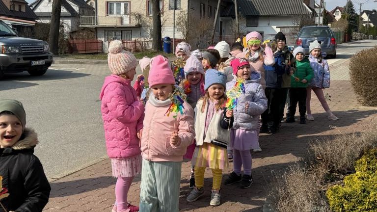 Przedszkolaki z Maniow powitały wiosnę – radosny korowód dotarł pod Urząd Gminy (7).jpg