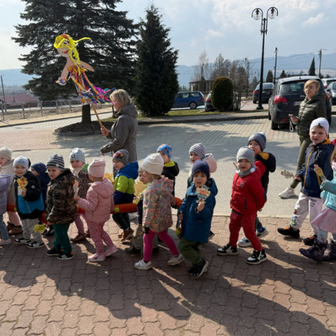 Przedszkolaki z Maniów powitały wiosnę – radosny korowód dotarł pod Urząd Gminy