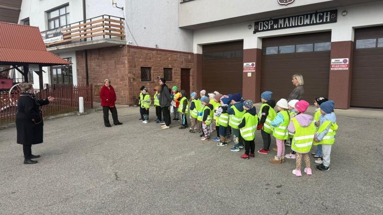 19 marca 2026 r. oddziały przedszkolne ze Szkoły Podstawowej w Maniowach odwiedziły gminny Punkt Selektywnej Zbiórki Odpadów Komunalnych. Najmłodszym towarzyszyły.jpeg