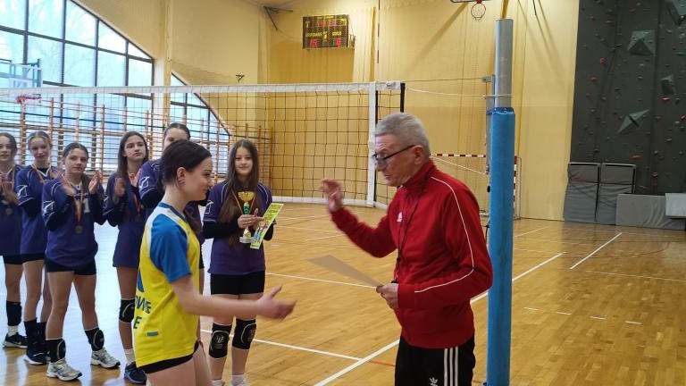 II miejsce w powiecie dziewczyn ze Szkoły Podstawowej w Sromowcach Niżnych w Igrzyskach Młodzieży szkolnej w siatkówce (1).jpg