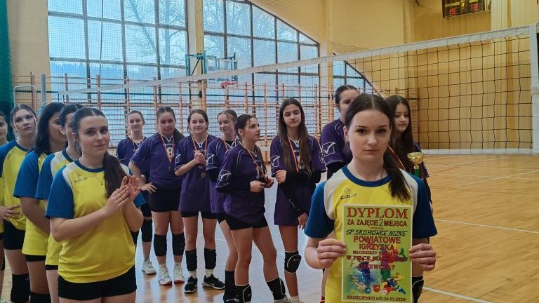 II miejsce w powiecie dziewczyn ze Szkoły Podstawowej w Sromowcach Niżnych w Igrzyskach Młodzieży szkolnej w siatkówce (2).jpg