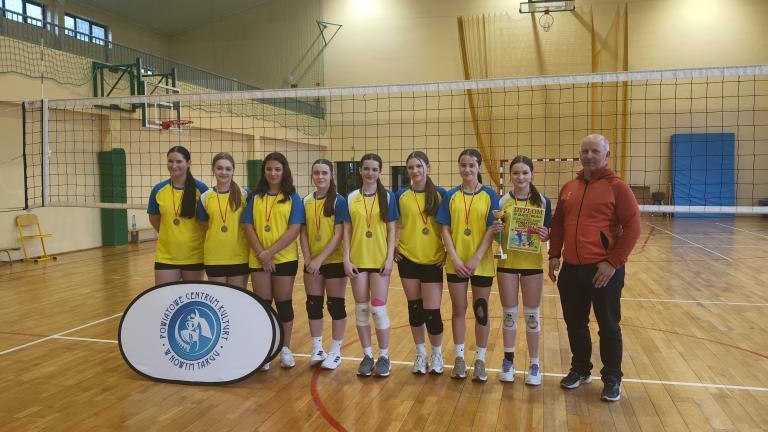 II miejsce w powiecie dziewczyn ze Szkoły Podstawowej w Sromowcach Niżnych w Igrzyskach Młodzieży szkolnej w siatkówce (4).jpg