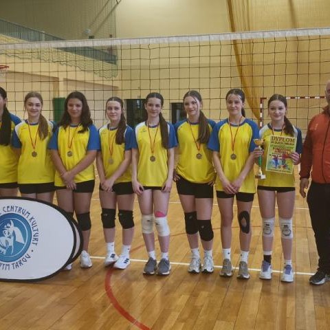 II miejsce w powiecie dziewczyn ze Szkoły Podstawowej w Sromowcach Niżnych w Igrzyskach Młodzieży szkolnej w siatkówce