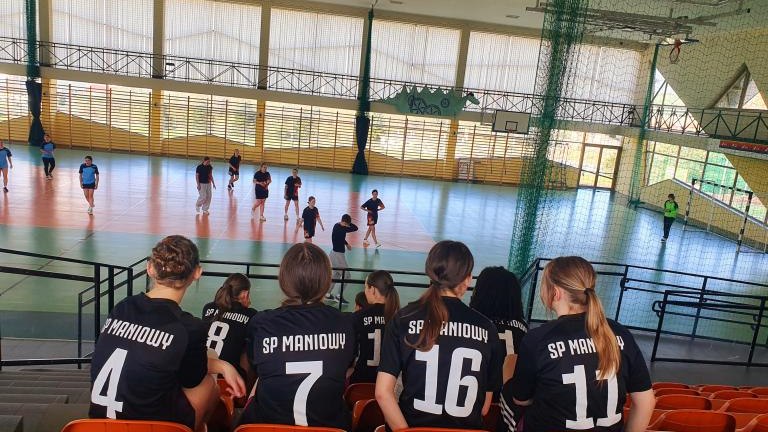 Sukces piłkarek ręcznych z Maniów (1).jpg