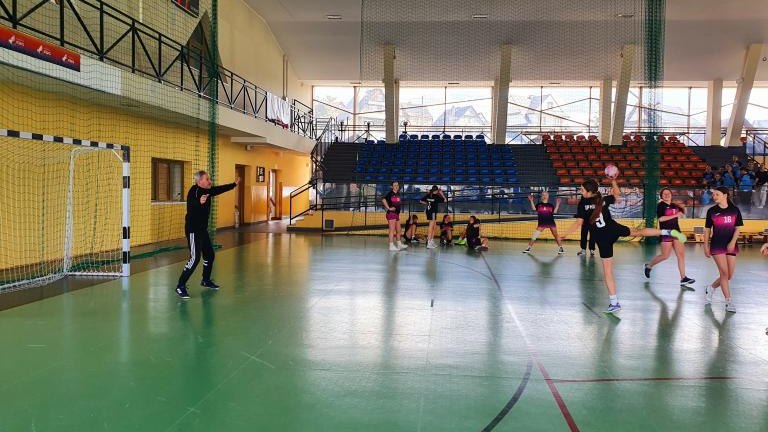 Sukces piłkarek ręcznych z Maniów (3).jpg
