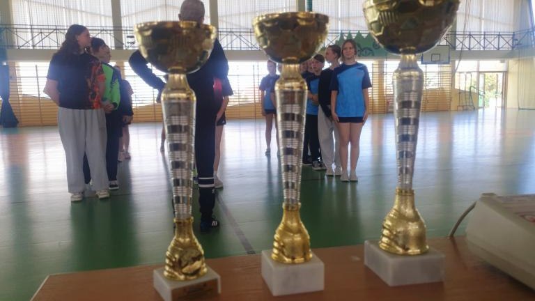 Sukces piłkarek ręcznych z Maniów (4).jpg