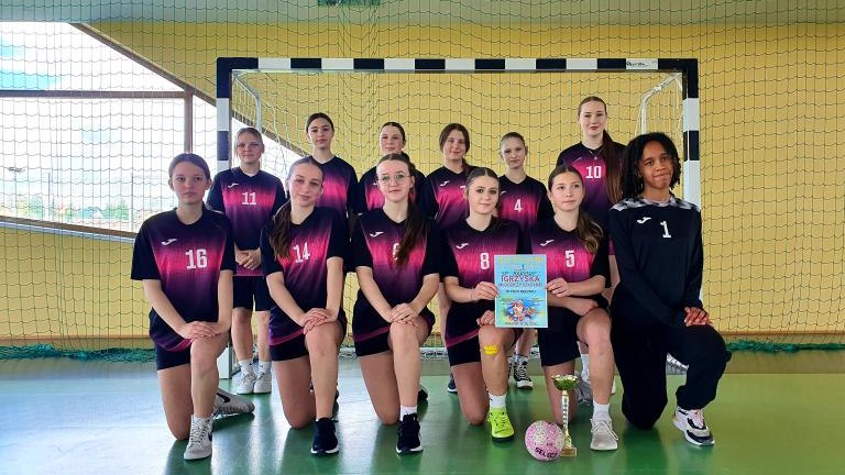 Sukces piłkarek ręcznych z Maniów (5).jpg