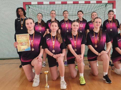 Powiatowy sukces drużyny dziewcząt z Maniów