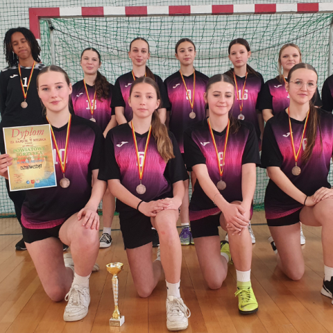 Powiatowy sukces drużyny dziewcząt z Maniów