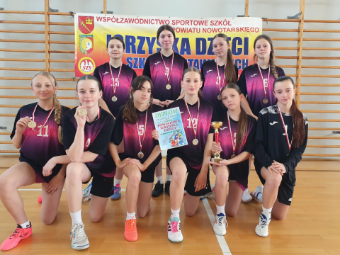 FENOMENALNE WICEMISTRZOSTWO POWIATU NOWOTARSKIEGO dziewcząt z Maniów w piłce ręcznej