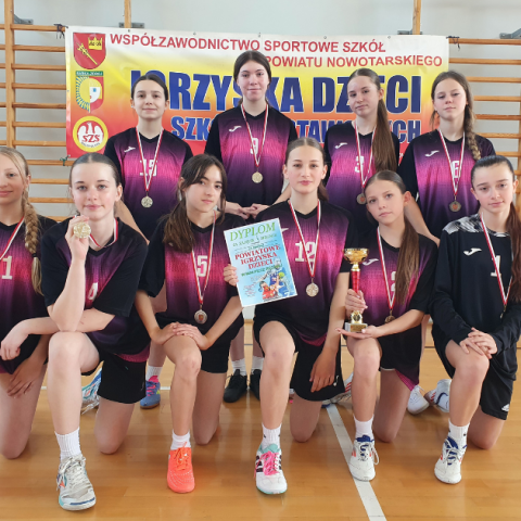 FENOMENALNE WICEMISTRZOSTWO POWIATU NOWOTARSKIEGO dziewcząt z Maniów w piłce ręcznej