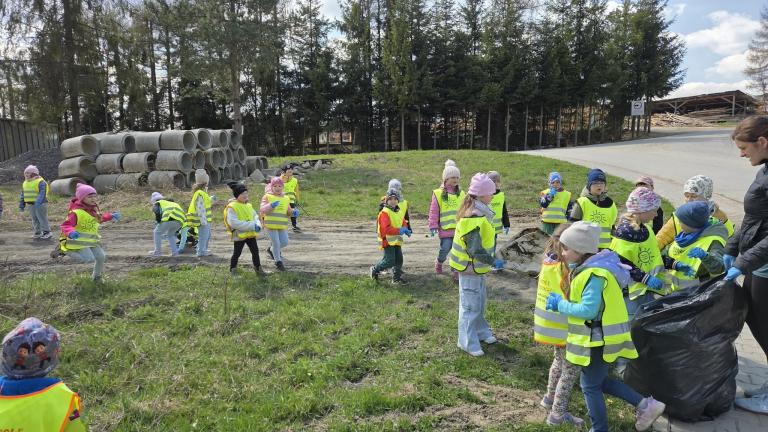 Przedszkolaki sprzątają świat! (21).jpg
