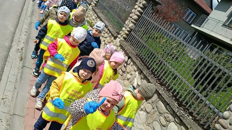 Przedszkolaki sprzątają świat! (4).jpg