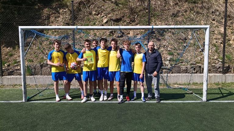 Triumf chłopców ze Sromowiec Niżnych w turnieju o mistrzostwo Ośrodka Pieniny01 (1).jpg