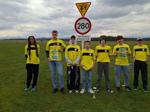 Sukces uczniów z Maniów w powiatowych biegach przełajowych