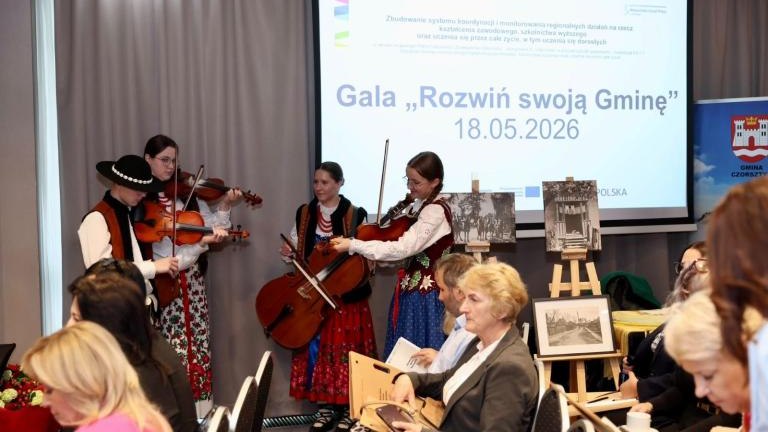 mali maniowianie grajcy podczas rozdania nagrod.jpg