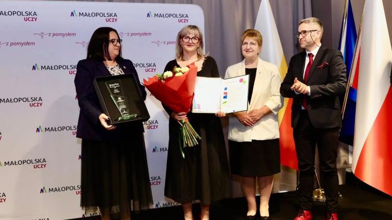 wojt gminy czorsztyn z bukietem kwiatow oraz dyrektor centrum kultury.jpg