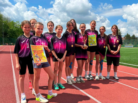 Dziewczęta z Maniów Mistrzyniami Powiatu Nowotarskiego w czwórboju lekkoatletycznym oraz IV drużyną w powiecie w trójboju lekkoatletycznym – wielki sukces naszych uczennic