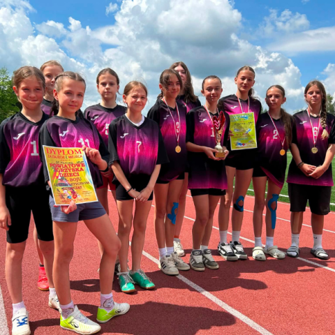 Dziewczęta z Maniów Mistrzyniami Powiatu Nowotarskiego w czwórboju lekkoatletycznym oraz IV drużyną w powiecie w trójboju lekkoatletycznym – wielki sukces naszych uczennic