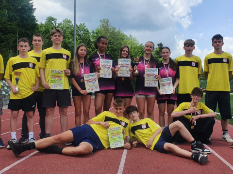 Znakomity start uczniów z Maniów w Powiatowych Igrzyskach Młodzieży Szkolnej - Drużynowa Liga Lekkoatletyczna