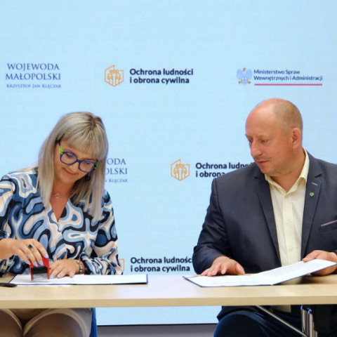 Podpisano umowę na dofinansowanie przebudowy hali sportowej w Maniowach