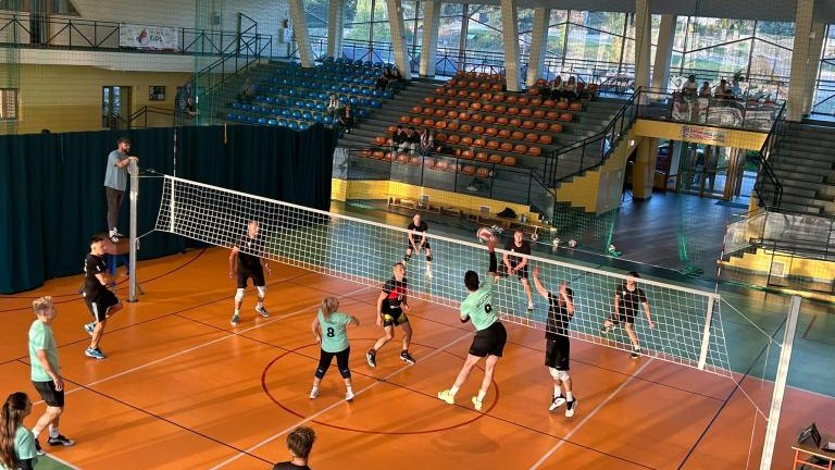 Rozgrywki w ramach Amatorskiej Ligi PIłki Siatkowej w Gminie Czorsztyn 4 października 2026 roku (1).jpeg