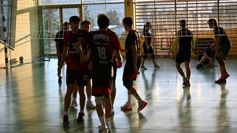 Rozgrywki w ramach Amatorskiej Ligi PIłki Siatkowej w Gminie Czorsztyn 4 października 2026 roku (10).JPG