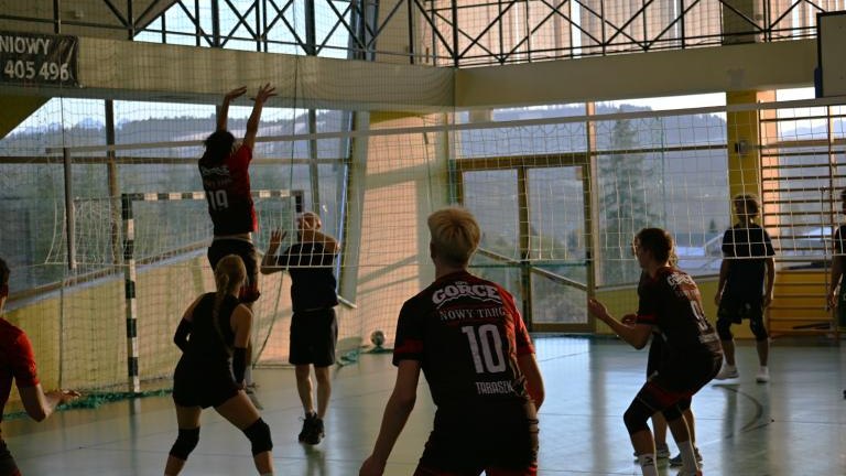 Rozgrywki w ramach Amatorskiej Ligi PIłki Siatkowej w Gminie Czorsztyn 4 października 2026 roku (2).JPG