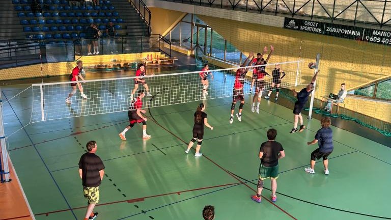 Rozgrywki w ramach Amatorskiej Ligi PIłki Siatkowej w Gminie Czorsztyn 4 października 2026 roku (3).jpeg
