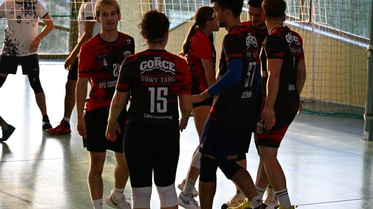 Rozgrywki w ramach Amatorskiej Ligi PIłki Siatkowej w Gminie Czorsztyn 4 października 2026 roku (8).JPG