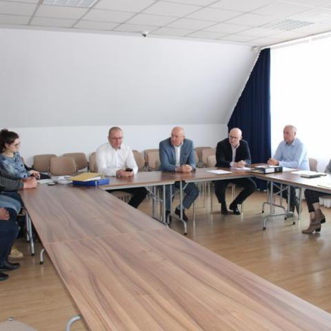 Spotkanie z wykonawcą w sprawie budowy Sali gimnastycznej w miejscowości Sromowce Wyżne