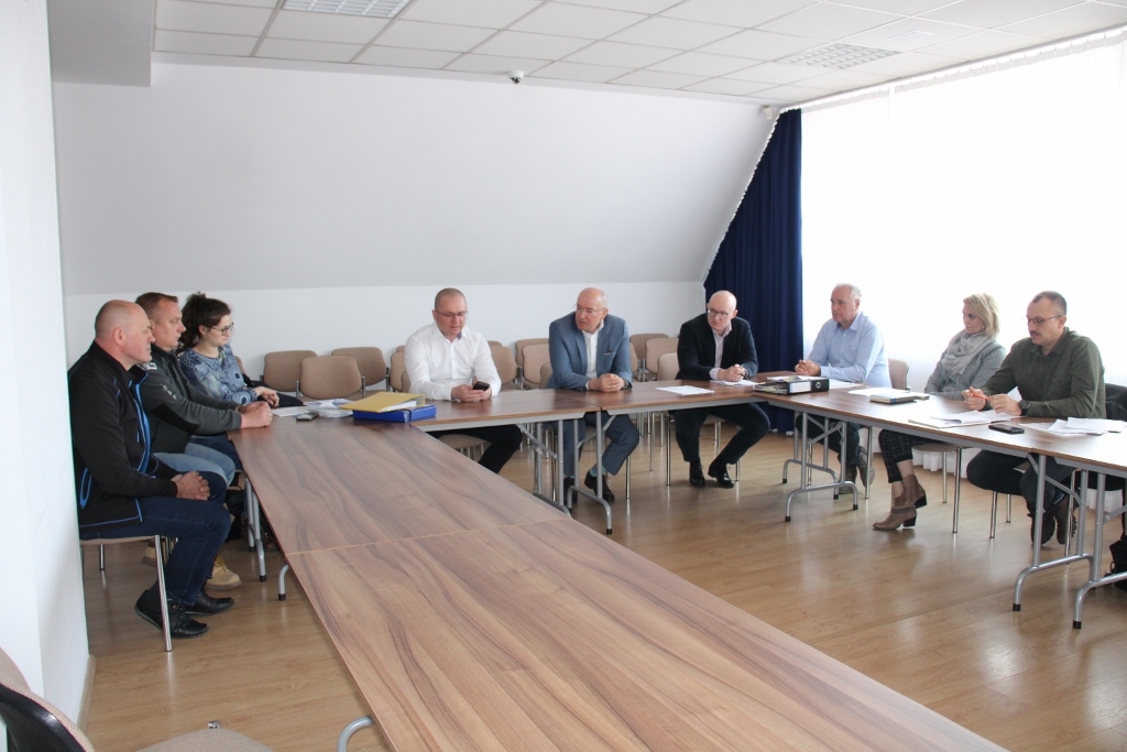 Spotkanie z wykonawcą w sprawie budowy Sali gimnastycznej w miejscowości Sromowce Wyżne