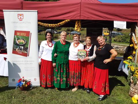 Delegacja KGW Huba i KGW Maniowy na Gminnych Dożynkach w Korzennej
