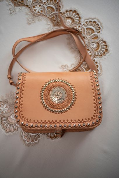 Pani Stanisława kaletnictwem zajmuje sie od 40 lat.jpg